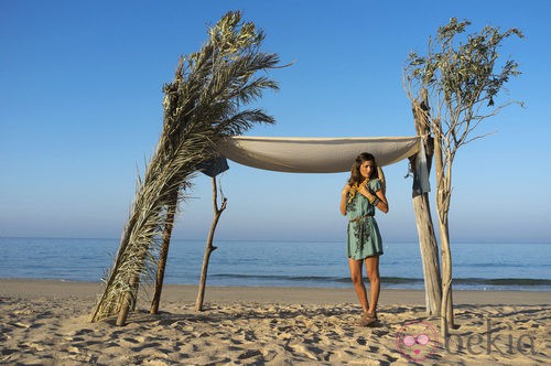 Malena Costa con vestido estampado de la nueva colección de Indiwoman
