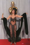 La cantante Cher en los Oscar de 1998