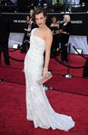 Mila Jovovich con un vestido de Elie Saab en los Oscar de 2012