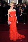 Michelle Williams llevó un vestido rojo de Loius Vuitton a los Oscar de 2012