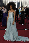 Esperanza Spalding con vestido azul grisaceo en los Oscar de 2012
