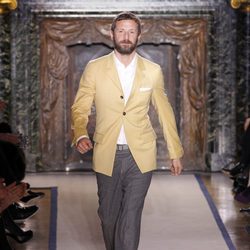 Stefano Pilati al finalizar el desfile en la Semana de la Moda de París 2011