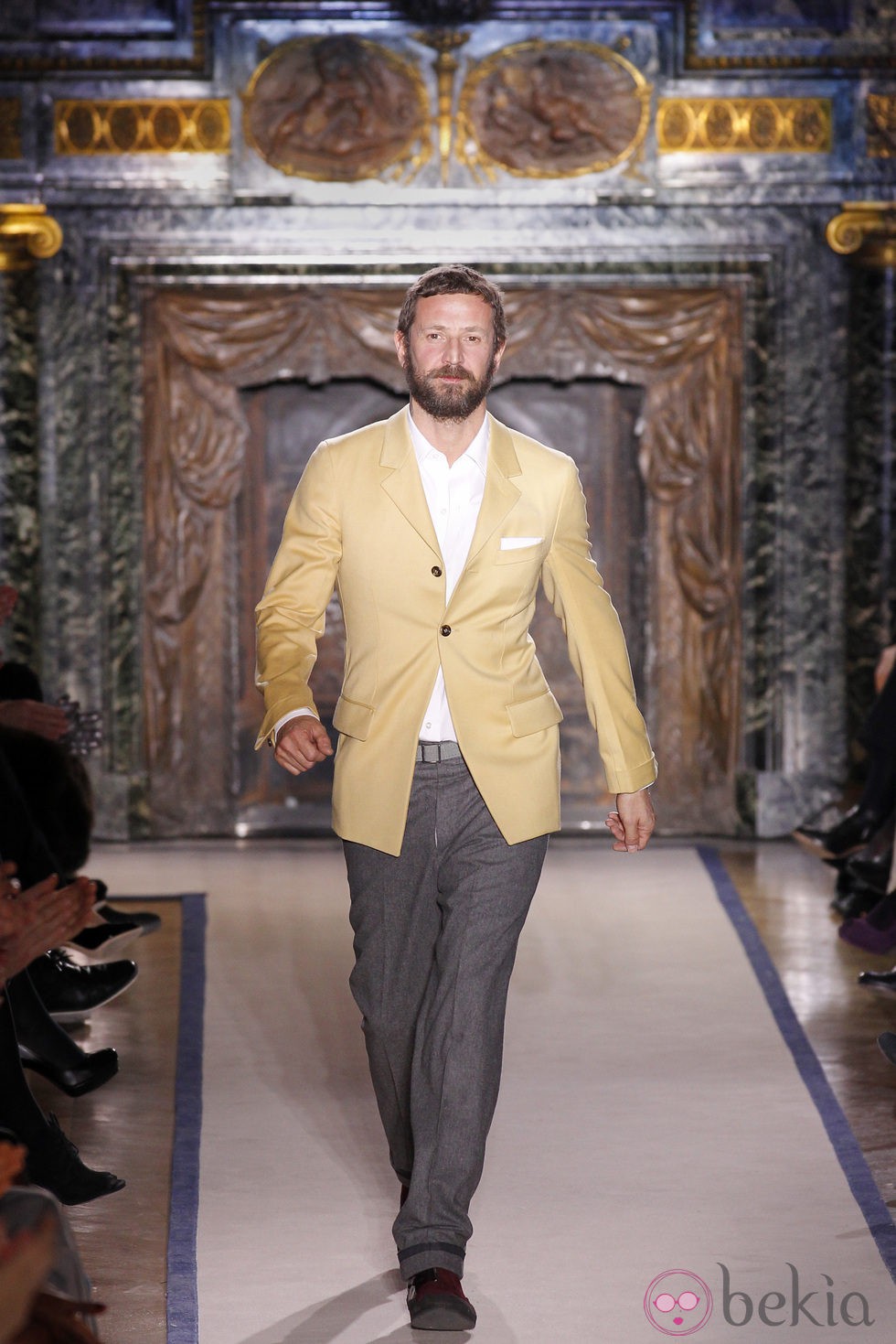 Stefano Pilati al finalizar el desfile en la Semana de la Moda de París 2011