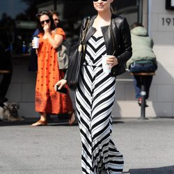 Olivia Wilde con chaqueta perfecto y vestido black&white