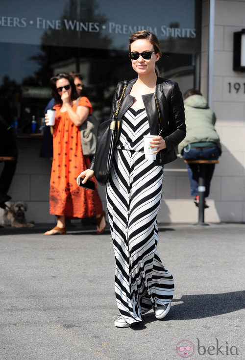 Olivia Wilde con chaqueta perfecto y vestido black&white