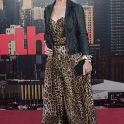 Helen Mirren con chaqueta perfecto y vestido de print animal