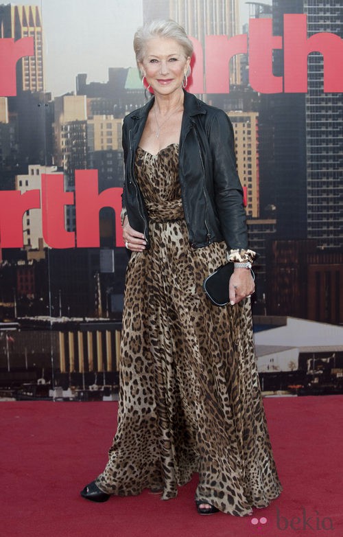 Helen Mirren con chaqueta perfecto y vestido de print animal