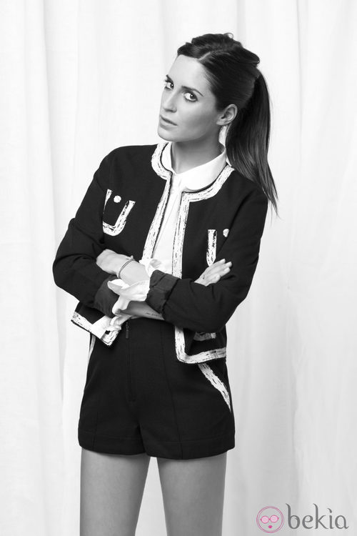 Gala González con traje de chaqueta y pantalón de la Línea U de Adolfo Domínguez