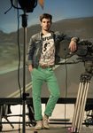 Quim Gutiérrez con chinos verdes y cazadora vaquera para Suite Blanco