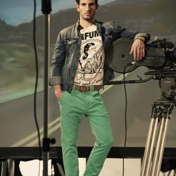 Quim Gutiérrez con chinos verdes y cazadora vaquera para Suite Blanco
