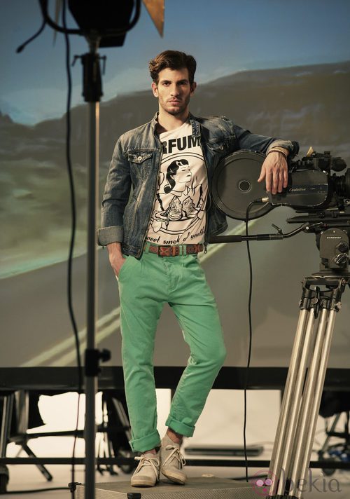 Quim Gutiérrez con chinos verdes y cazadora vaquera para Suite Blanco