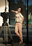 Paula Echevarría con chinos rosas y camiseta estampada para Suite Blanco
