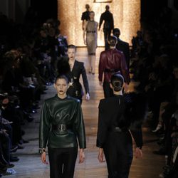 Desfile de Yves Saint Laurent en la Semana de la Moda de París