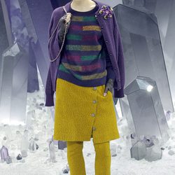 Chaqueta de tweed en tono morado y falda saco en mostaza de Chanel otoño/invierno 2012/2013
