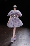 Diseño lila con grandes volúmenes de Alexander McQueen otoño/invierno 2012/2013