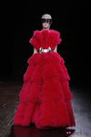 Diseño rojo con grandes volúmenes de Alexander McQueen otoño/invierno 2012/2013