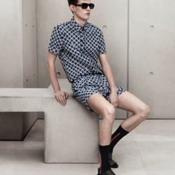 Conjunto masculino azul con estampado de círculos de Marni para H&M