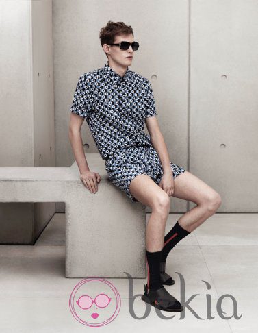 Conjunto masculino azul con estampado de círculos de Marni para H&M