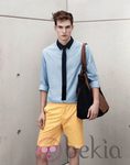 Blusa azul con bermudas amarillas de Marni para H&M