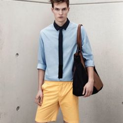 Blusa azul con bermudas amarillas de Marni para H&M