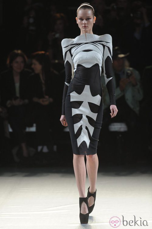Vestido geométrico en blanco y negro de Thierry Mugler en la París Fashion Week
