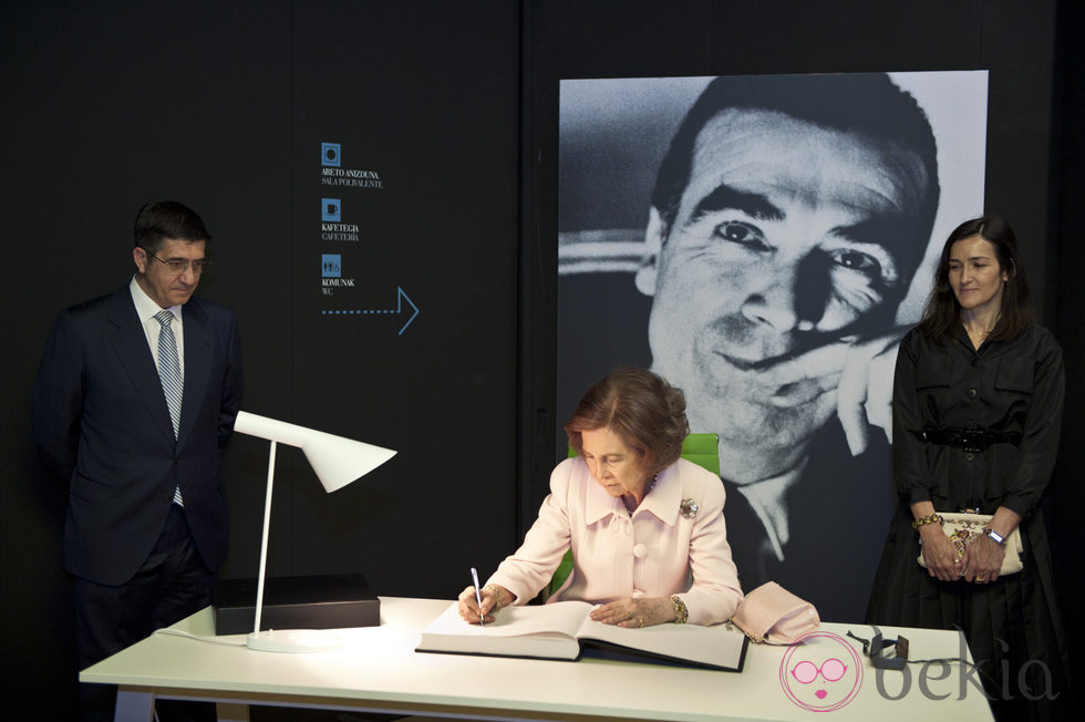 La reina firma en el libro de visitas del Museo Cristóbal Balenciaga