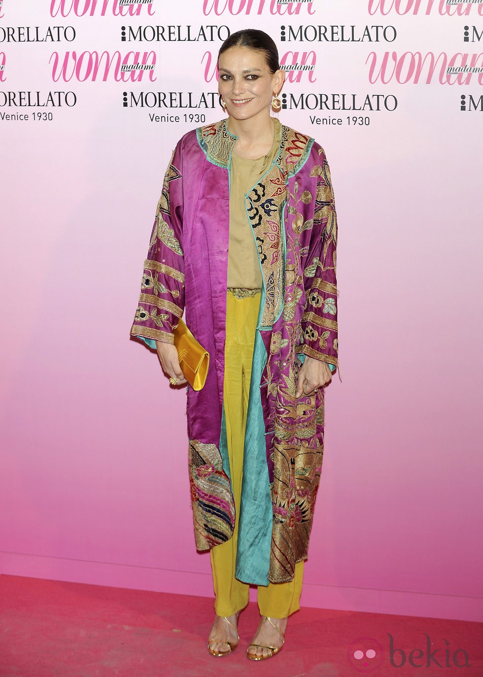 Laura Ponte con abrigo oriental en el 20 aniversario de la revista Woman