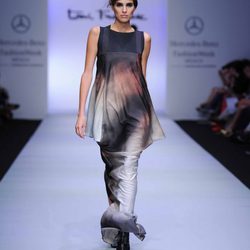 Vestido largo en color plomo de Toni Francesc en la Fashion Week México 