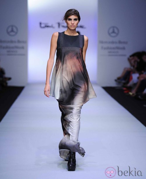 Vestido largo en color plomo de Toni Francesc en la Fashion Week México 