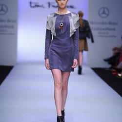 Vestido corto en color morado de Toni Francesc en la Fashion Week México