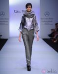 Pantalón de piel en color gris de Toni Francesc en la Fashion Week México