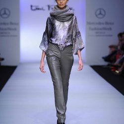 Pantalón de piel en color gris de Toni Francesc en la Fashion Week México