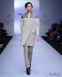 Abrigo de paño en color gris perla de Toni Francesc en la Fashion Week México