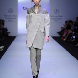 Abrigo de paño en color gris perla de Toni Francesc en la Fashion Week México