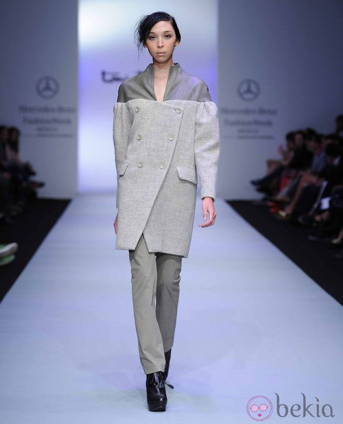 Abrigo de paño en color gris perla de Toni Francesc en la Fashion Week México