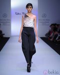Pantalón pata elefante en color azul noche de Toni Francesc en la Fashion Week México