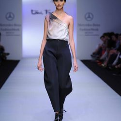 Pantalón pata elefante en color azul noche de Toni Francesc en la Fashion Week México