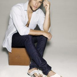 Arthur Sales con sandalias de tiras blancas para Xti primavera/verano 2012