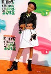Willow Smith con vestido blanco y chaqueta vaquera en los Nickelodeon Kids' Choice Awards 2012