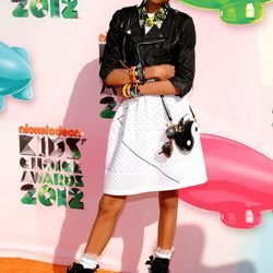 Willow Smith con vestido blanco y chaqueta vaquera en los Nickelodeon Kids' Choice Awards 2012