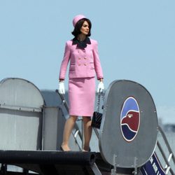 Katie Holmes con una réplica del vestido de tweed rosa de Chanel de Jackie Kennedy