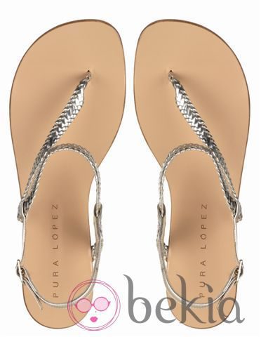 Sandalias planas plateadas de la colección verano 2012 de Pura López