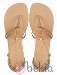 Sandalias planas en color beige colección verano de Pura López