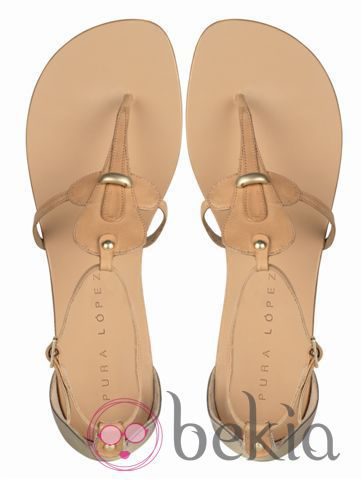 Sandalias planas en color beige colección verano de Pura López