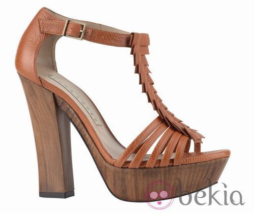 Sandalias en tono marrón de la colección verano 2012 de Pura López