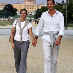 La Infanta Cristina con camiseta blanca y pantalón de algodón gris
