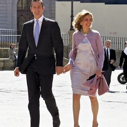 La Infanta Cristina con vestido de raso rosa y chaqueta de punto