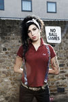 Amy Winehouse posa con un polo granate para Fred Perry