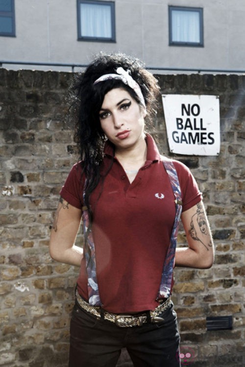 Amy Winehouse posa con un polo granate para Fred Perry
