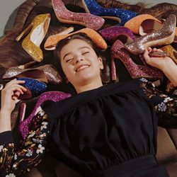 Hailee Steinfeld rodeada de purpurina para Miu Miu